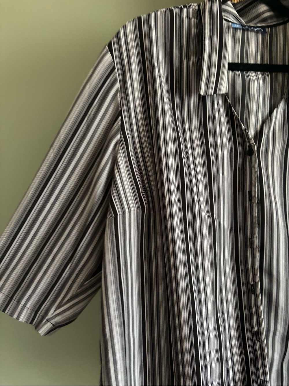 31.) Penningtons / Striped Button-Up Shirt - Classic - Picture 6 of 6